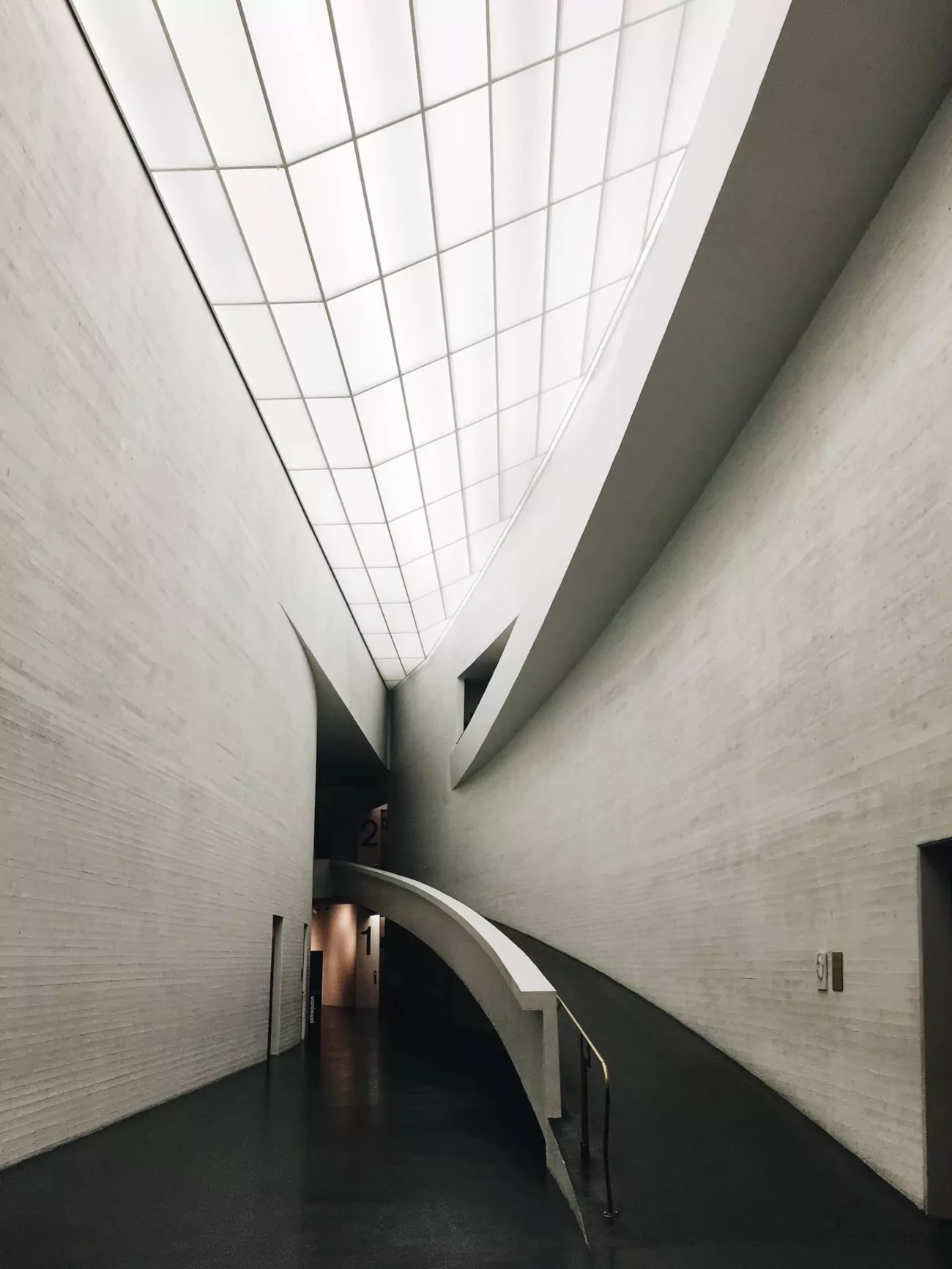 Een helling langs een gebogen muur in het Kiasma Museu, Helsinki, Finland